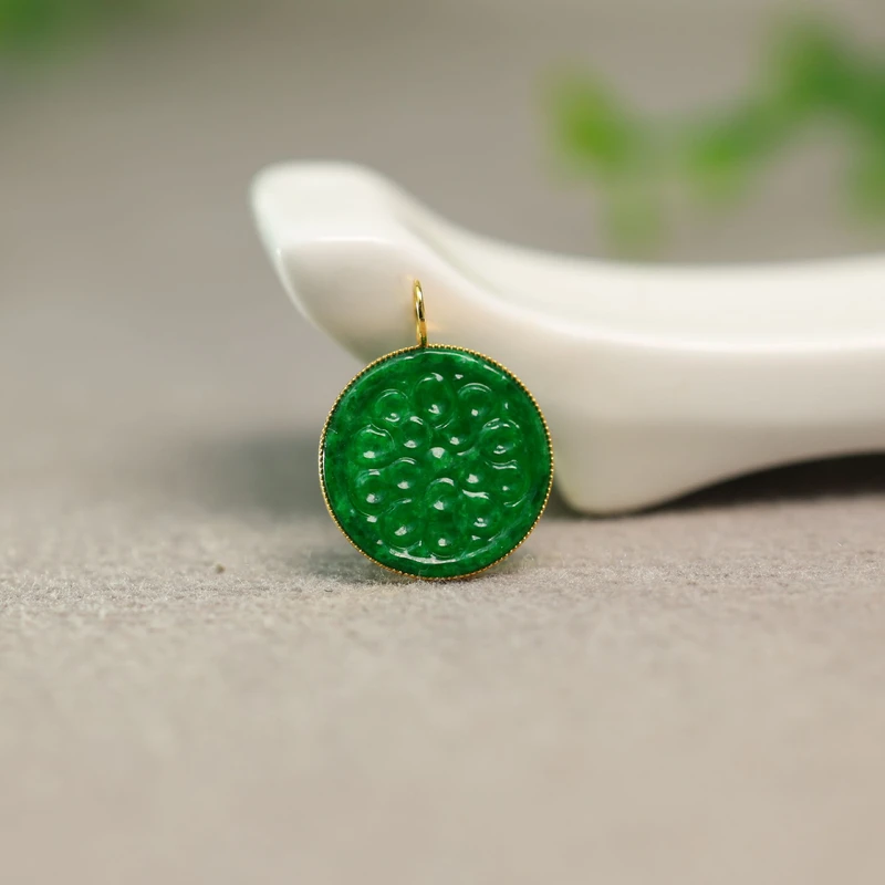#J103 18K金镶嵌老坑满色辣绿缅甸天然A货翡翠圆形雕花锁骨吊坠