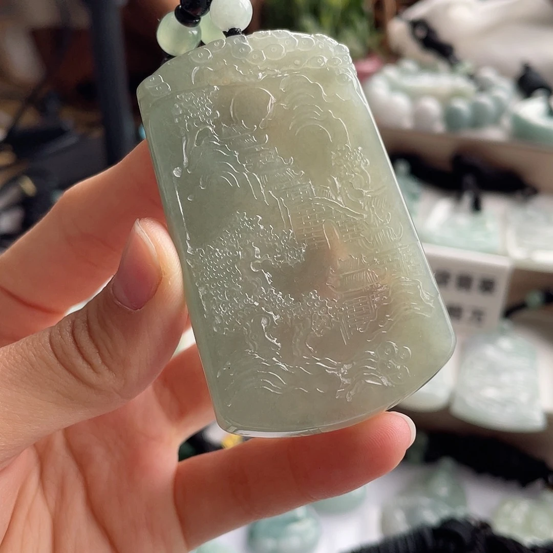 翡翠未镶嵌颈饰山水