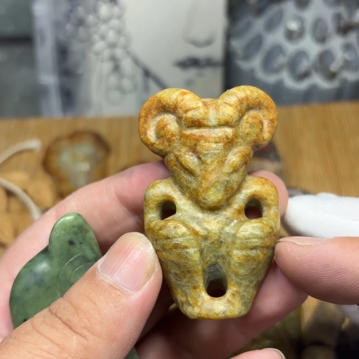 颈饰未镶嵌岫岩河磨玉（透闪石质玉）