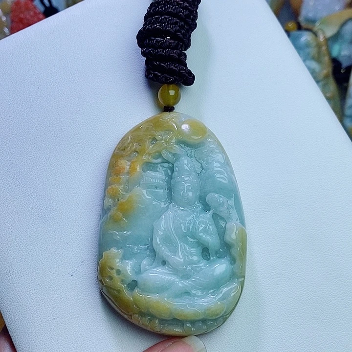 翡翠未镶嵌颈饰人物