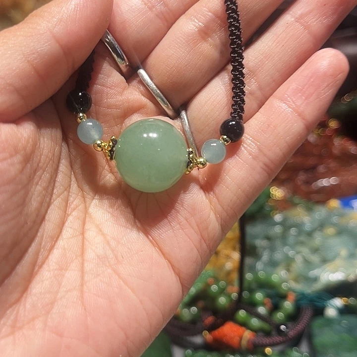 蛇纹石玉未镶嵌颈饰