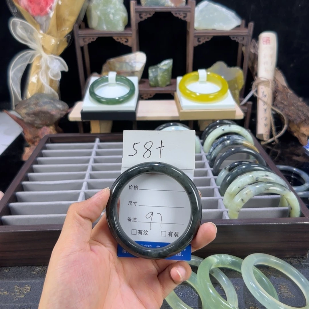 蛇纹石玉未镶嵌手镯