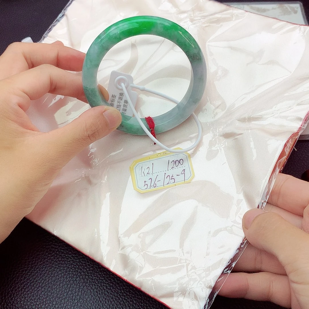 翡翠手镯未镶嵌翡翠