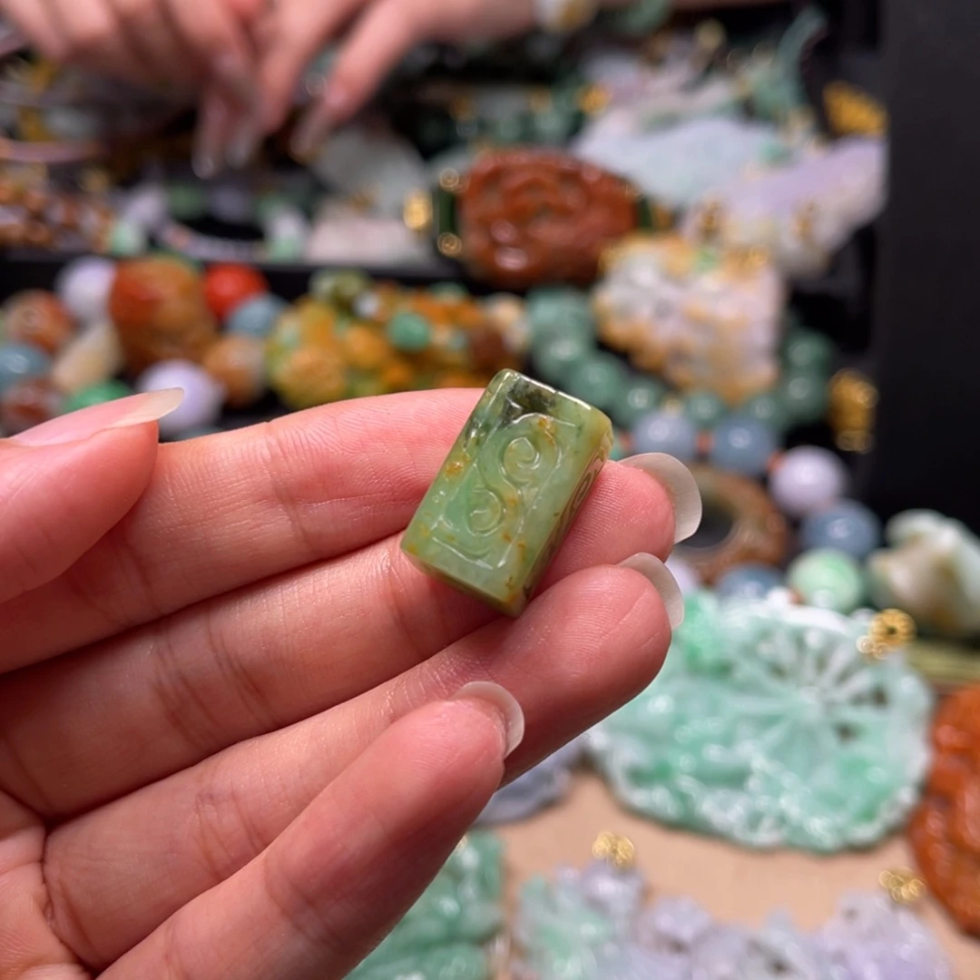 翡翠未镶嵌颈饰ggggghhhhhhhj