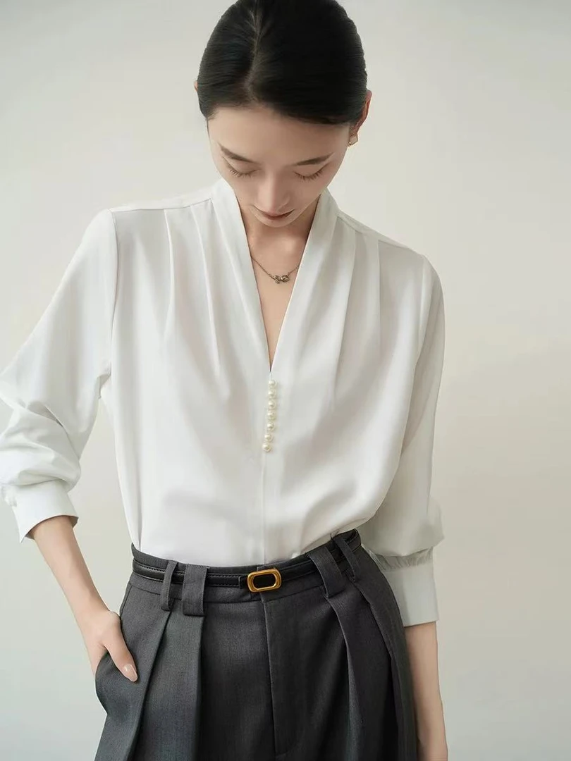 法式v领白色衬衫女设计感小众春秋小个子职业上衣+皮裙套装