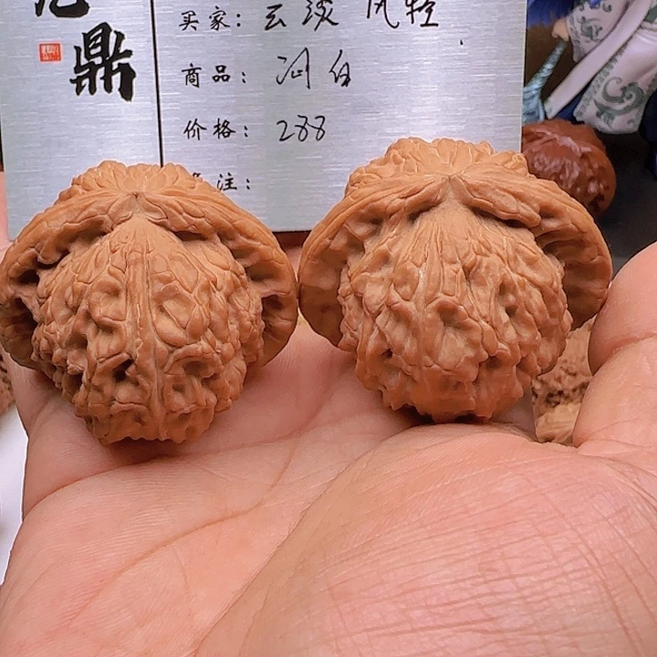 云***轻吊坠桃核闷白狮子头
