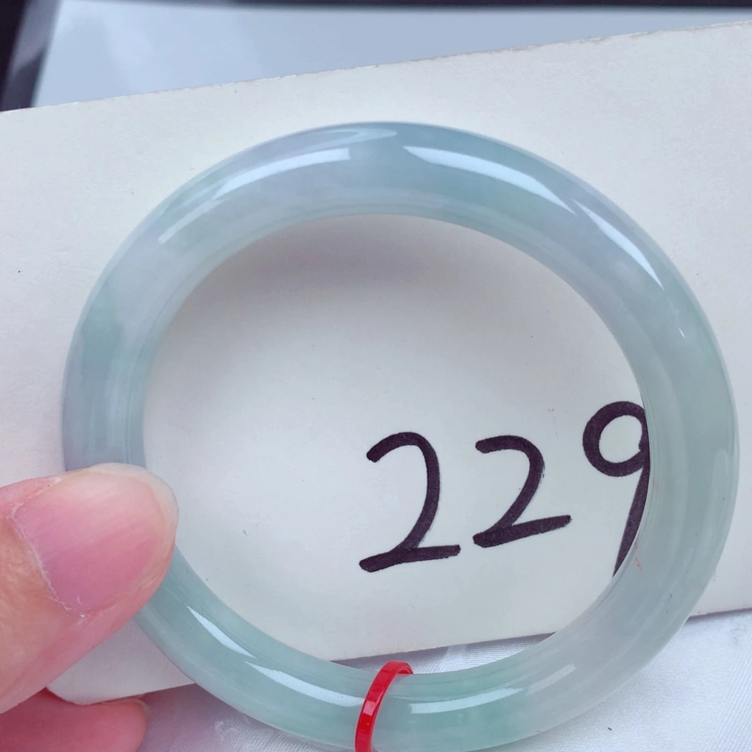 翡翠手镯未镶嵌翡翠