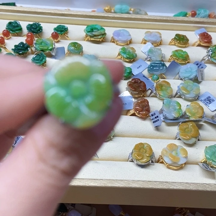 翡翠未镶嵌颈饰戒指