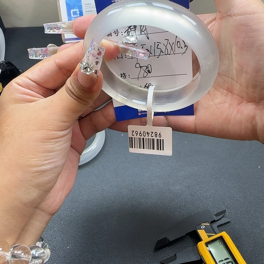 静***月石英质玉未镶嵌手镯