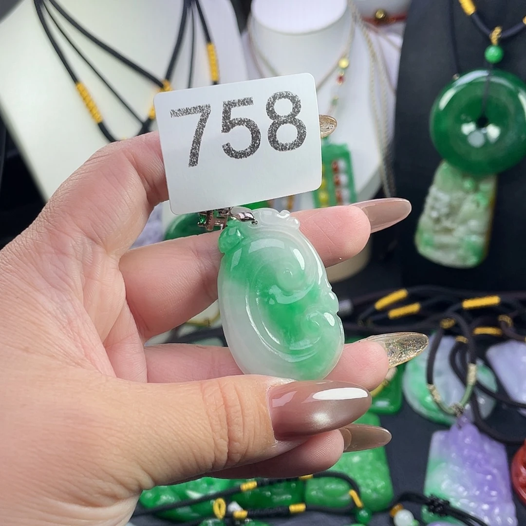 翡翠未镶嵌吊坠(赠链)