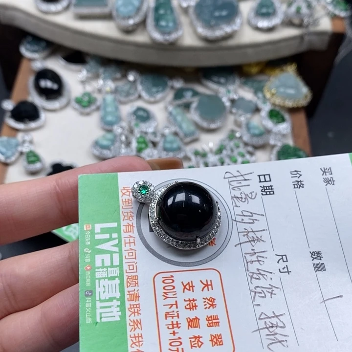 翡翠颈饰未镶嵌翡翠