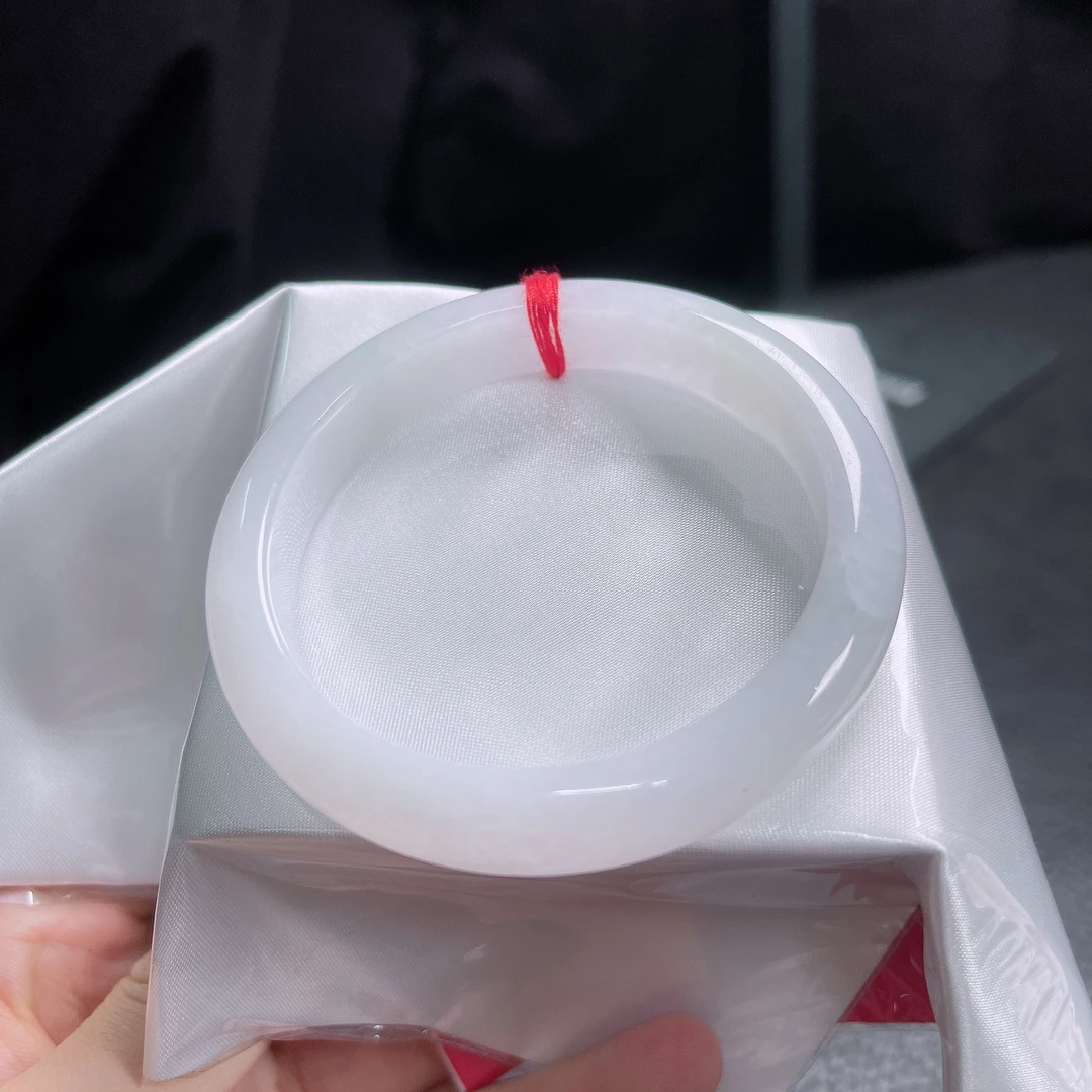 58圈口冰润白月光正圈手镯2688尺寸57.8*11.3*7.8mm有细纹