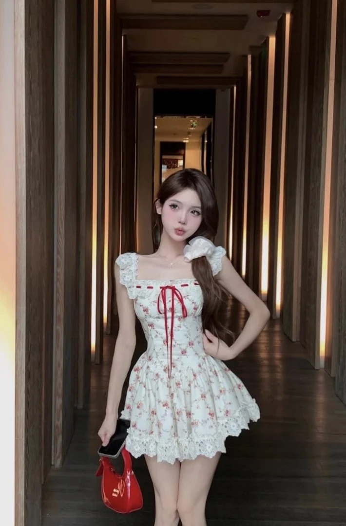 碎花吊带连衣裙甜美初恋风法式茶歇设计感收腰短裙