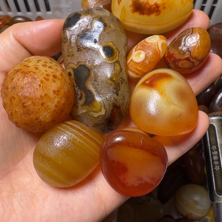 可***可瓷片马达加斯加奇石手把件