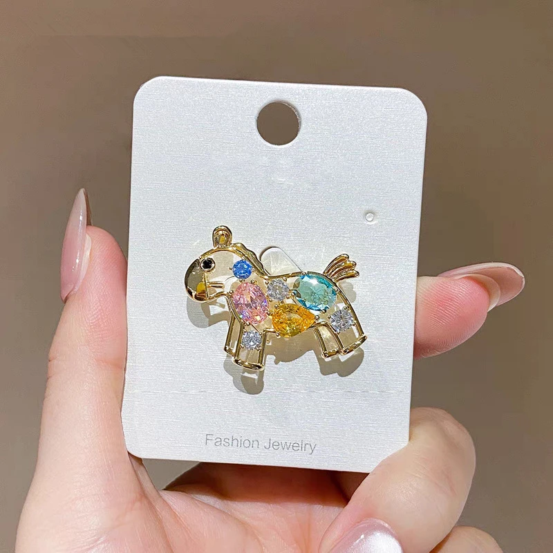 合金胸针 新款小马胸针精致微镶彩宝锆西装毛衣胸花别针百搭配饰