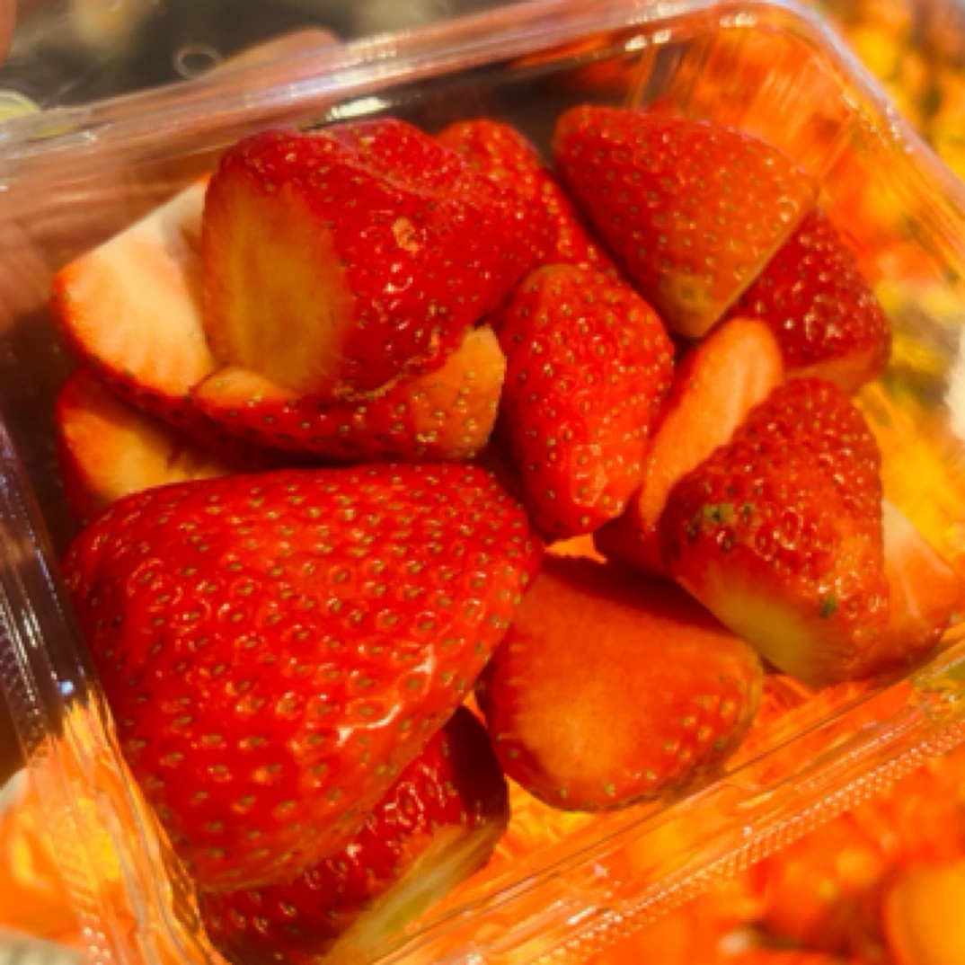 【磕碰伤】红颜草莓果切一盒400g（介意勿拍）