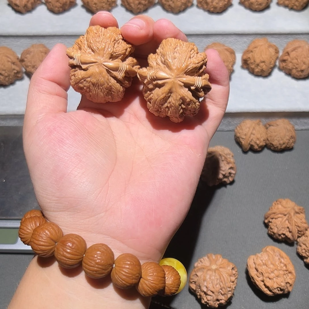 文玩核桃吊坠粗筋雕刻