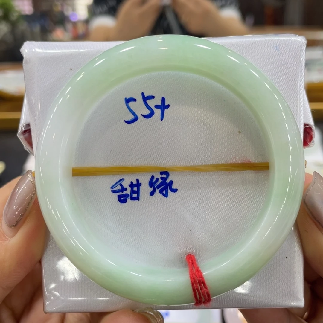 翡翠手镯未镶嵌翡翠