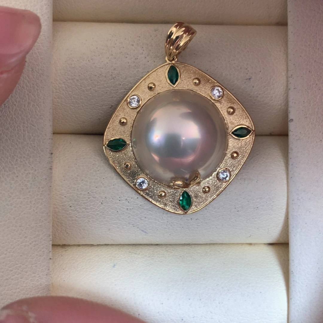 拼合珍珠（马贝珠）颈饰18K金镶嵌