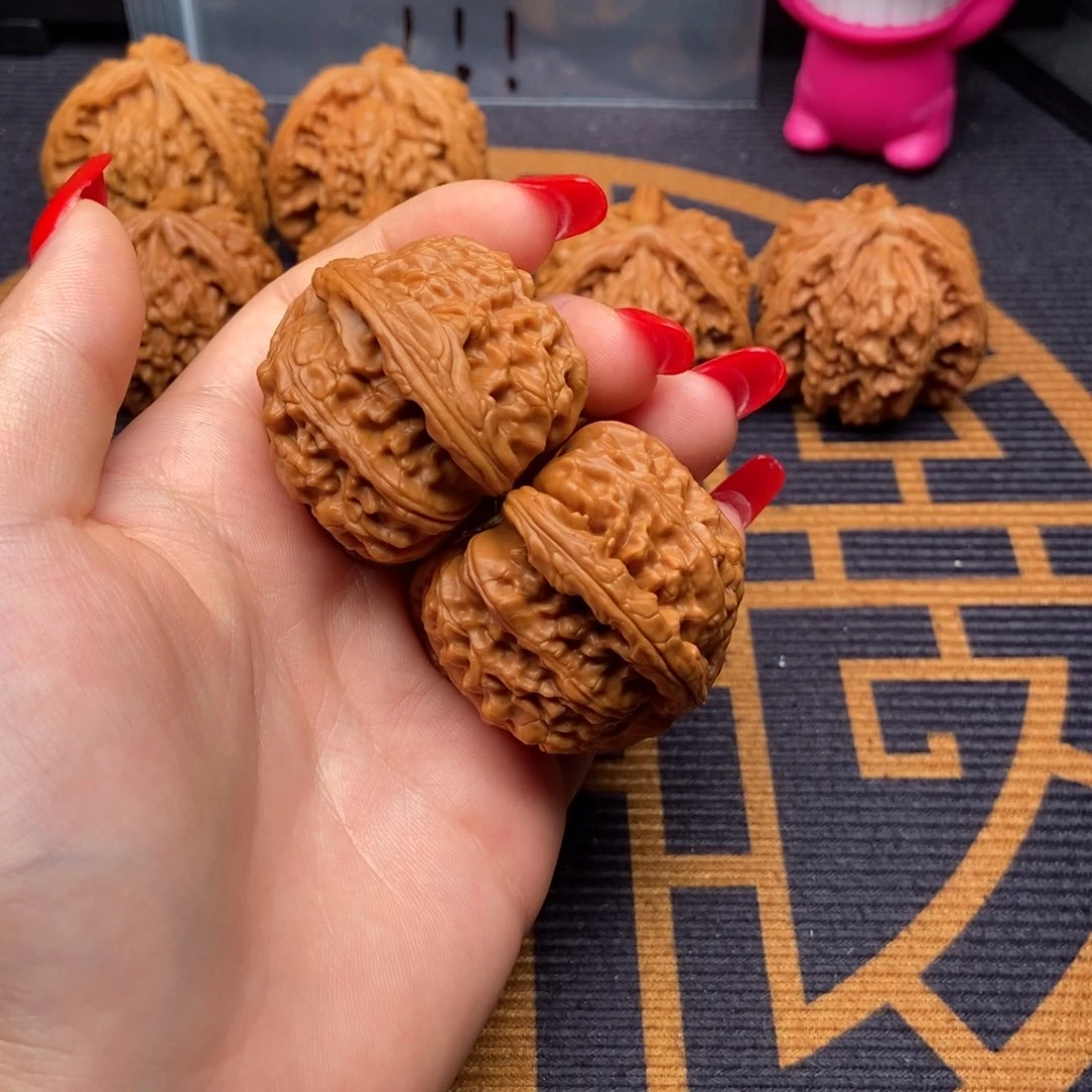 文玩核桃吊坠余****笑白狮