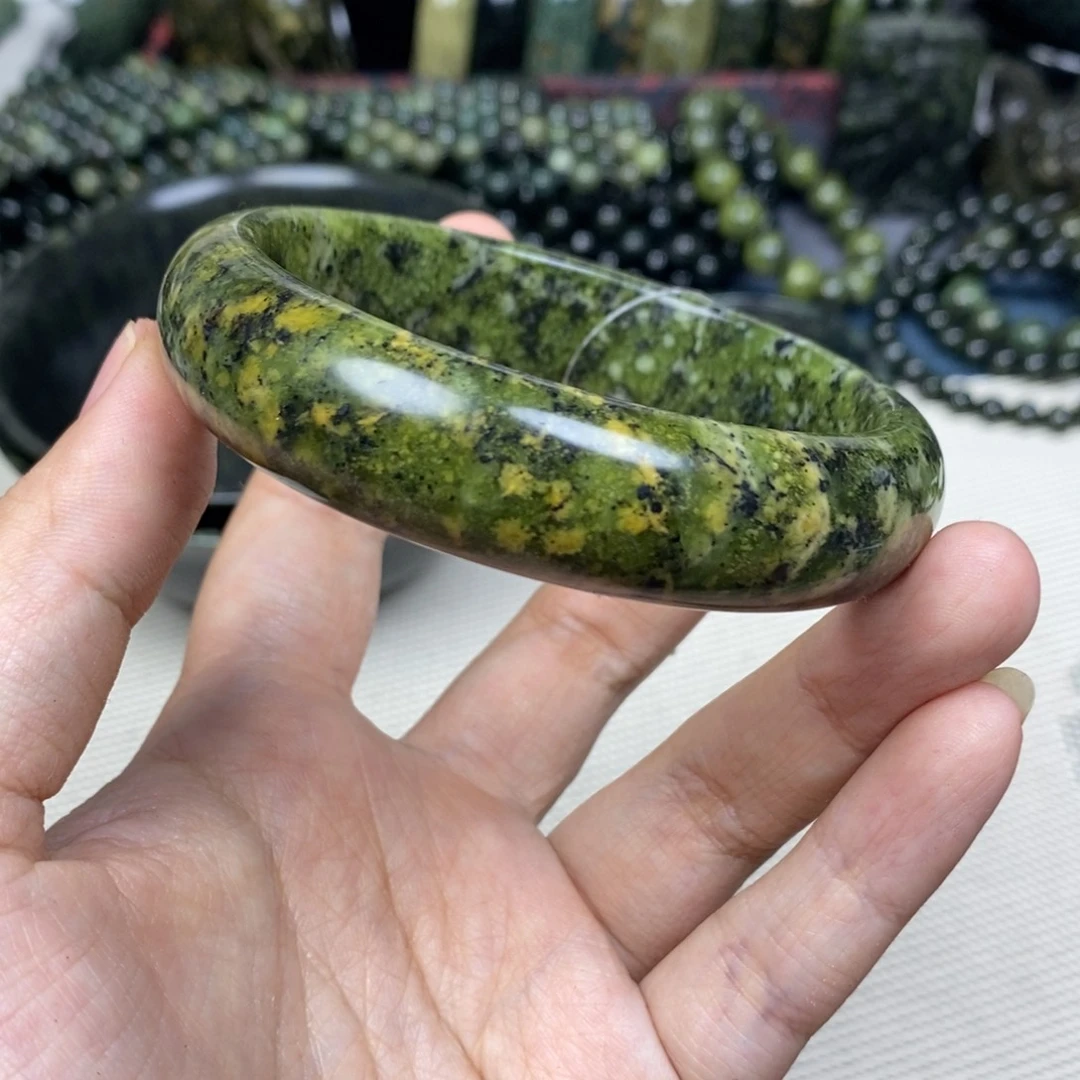 兰***涂蛇纹石玉未镶嵌手镯62.6mm