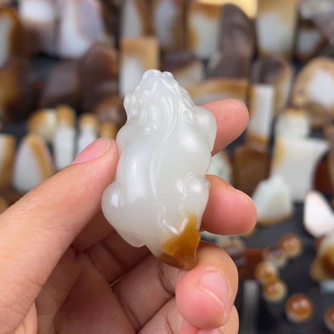 昆***子和田玉（糖玉）未镶嵌颈饰