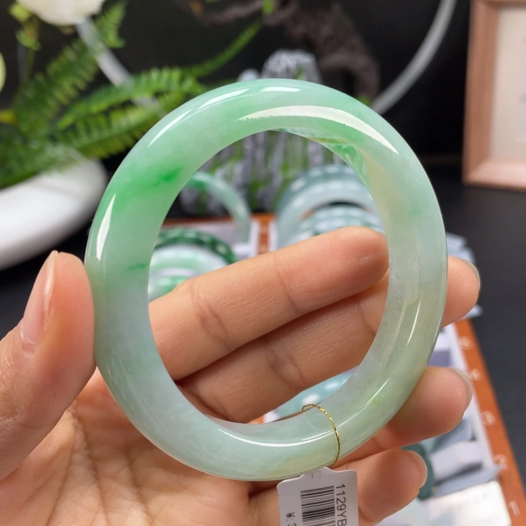 翡翠手镯未镶嵌果阳绿正圈