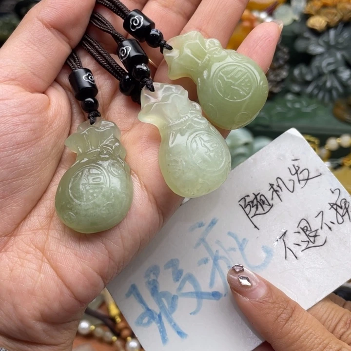 蛇纹石玉未镶嵌吊坠