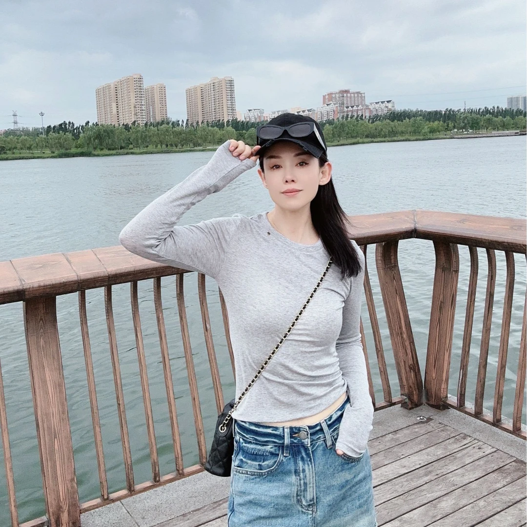 纯色圆领修身型长袖T恤