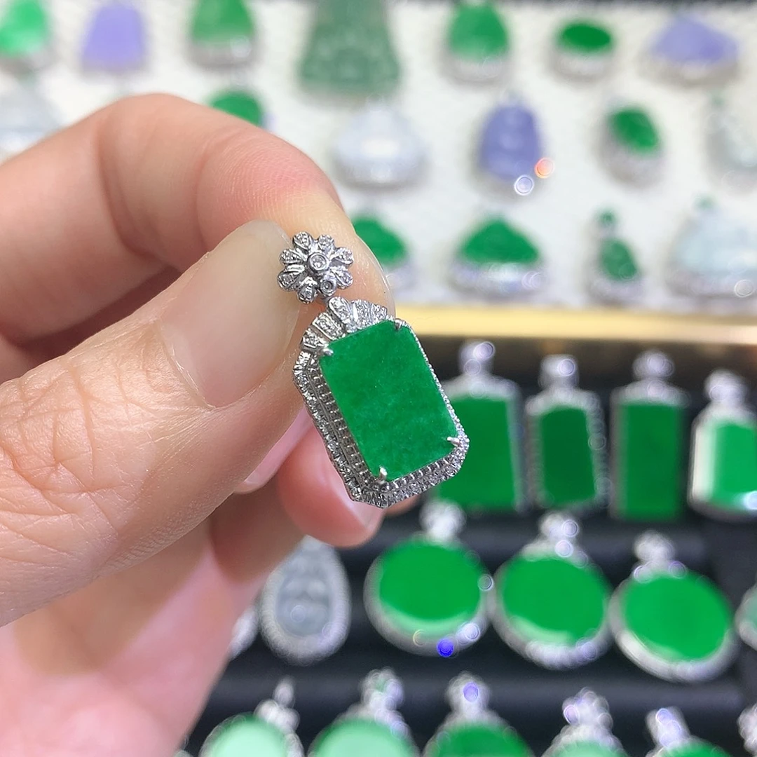 颈饰18K金镶嵌翡翠吊坠