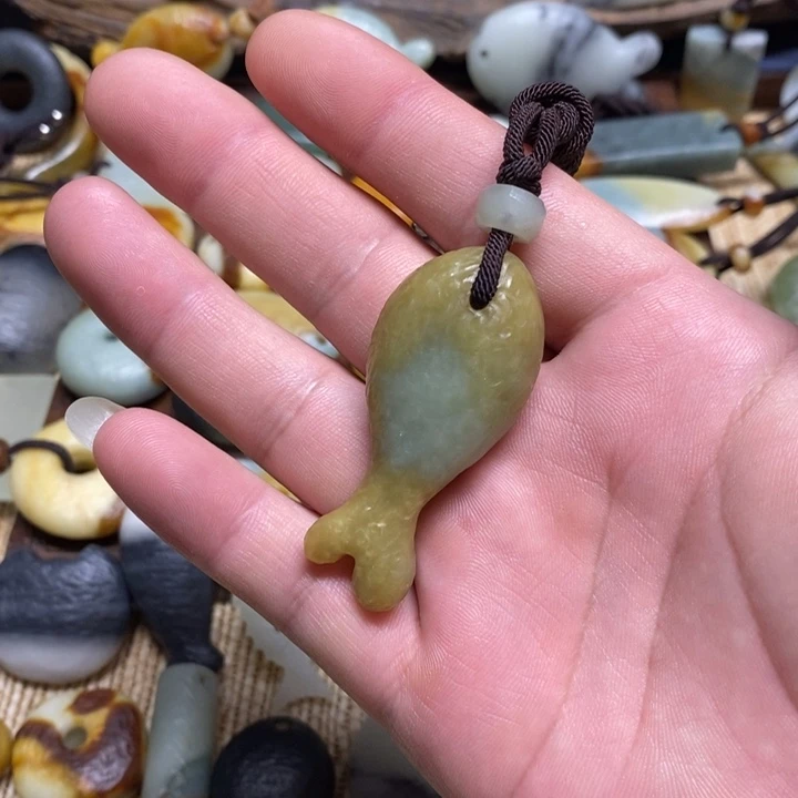 蛇纹石玉未镶嵌颈饰