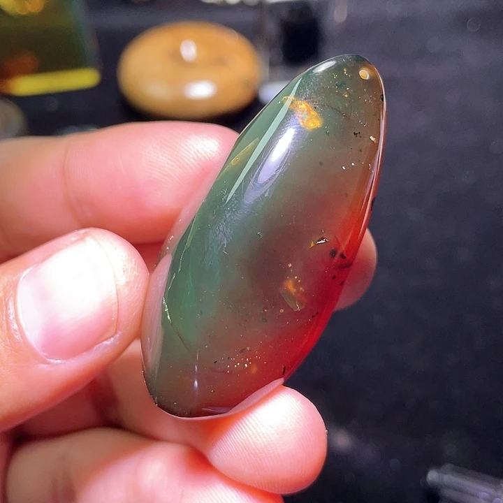 琥珀裸石未镶嵌，