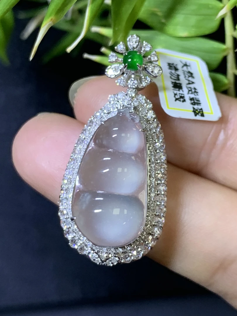 白冰飘雪福豆吊坠 天然A货翡翠 尺寸：35.1*14.3*10.3mmPHM21.19