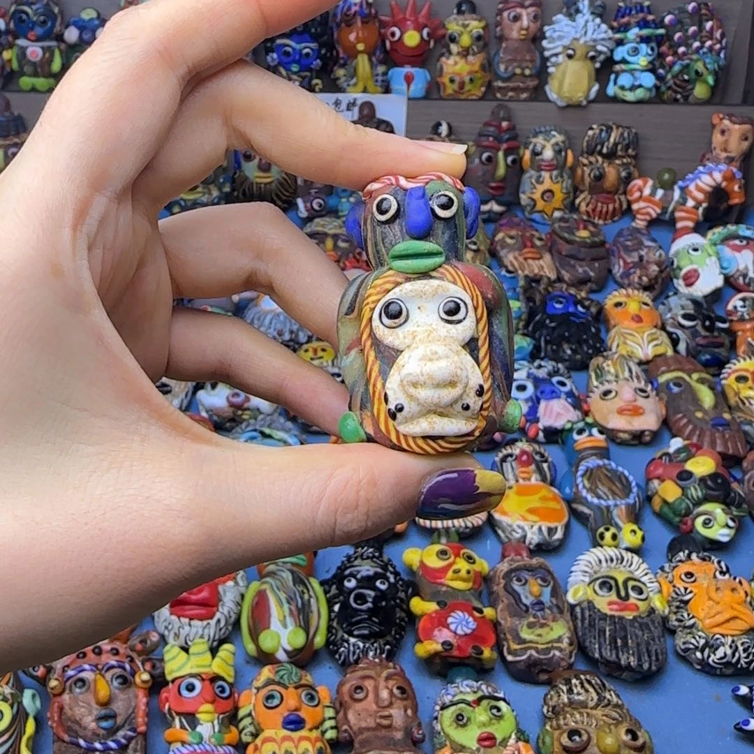 琉璃非金属玻璃颈饰人脸猴子娃