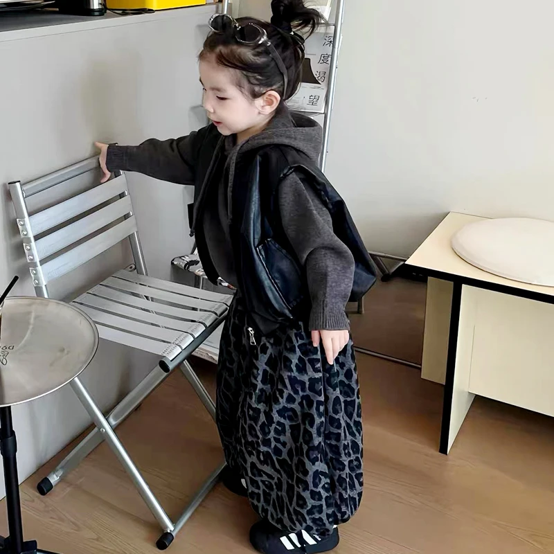 女宝洋气时髦三件套2025春秋儿童皮马甲兔耳朵连帽毛线卫衣豹纹裤