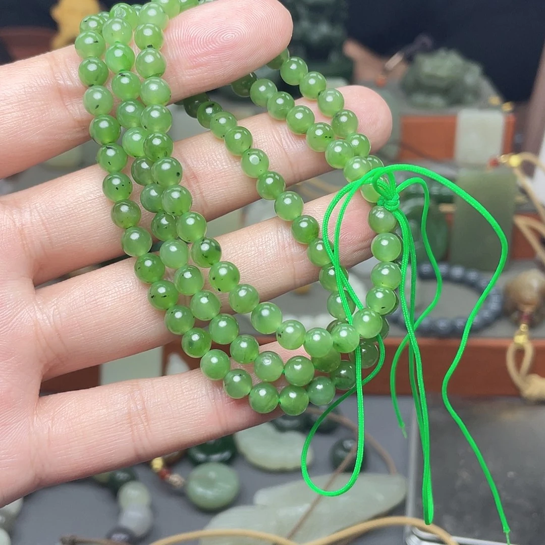 此***依和田玉未镶嵌颈饰