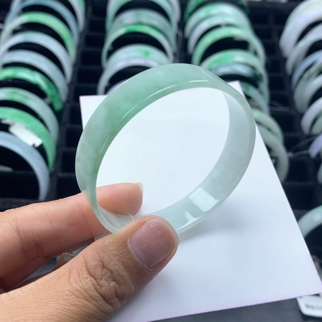 翡翠手镯未镶嵌公主方52