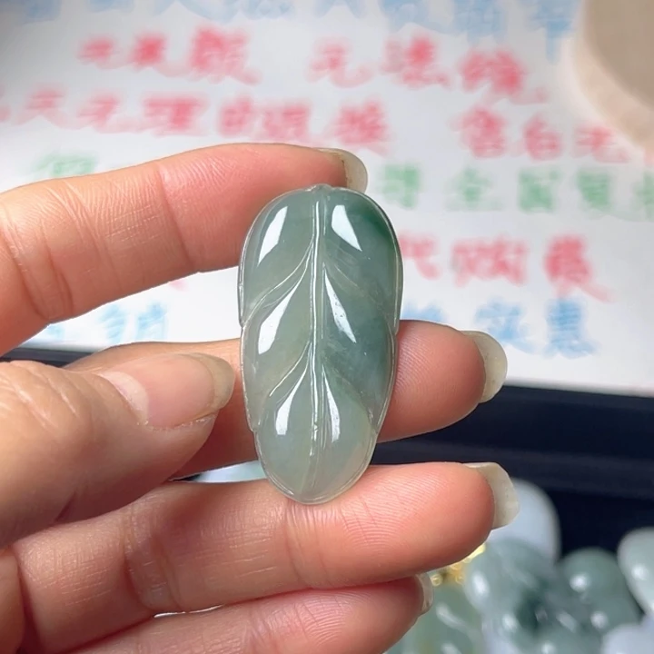 翡翠未镶嵌颈饰带色叶子
