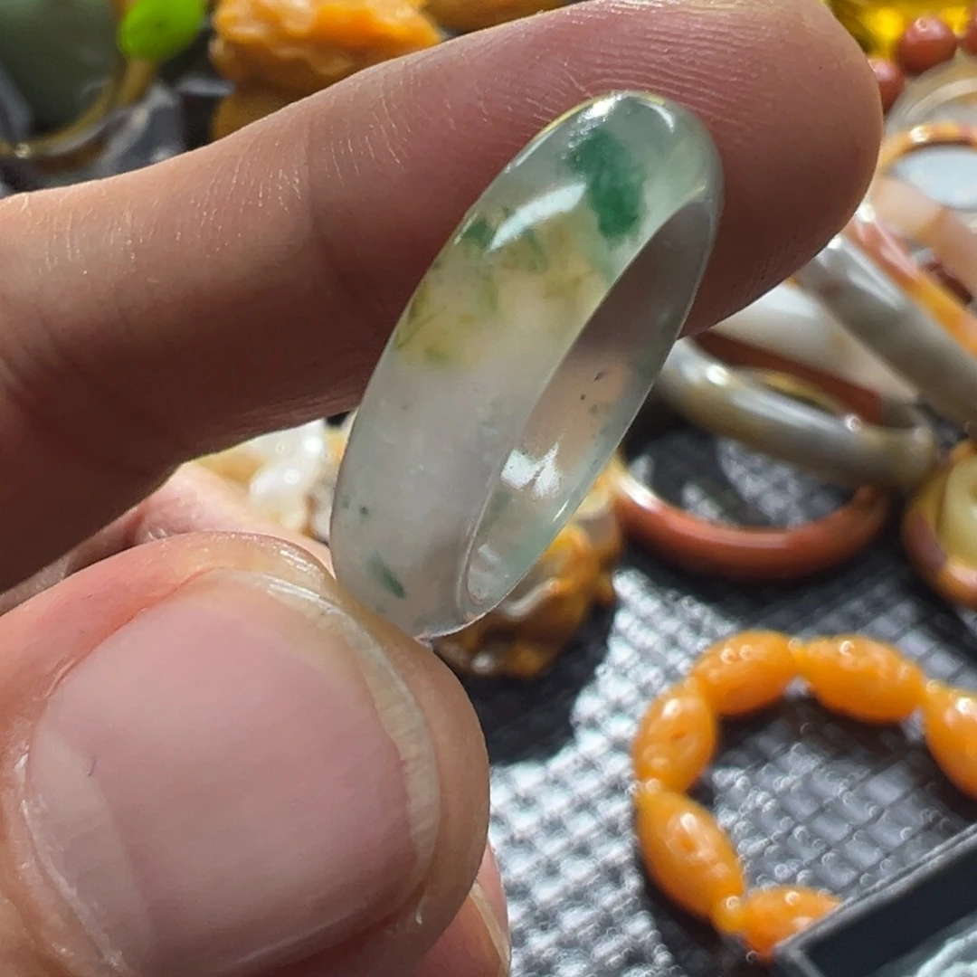 石英质玉未镶嵌颈饰