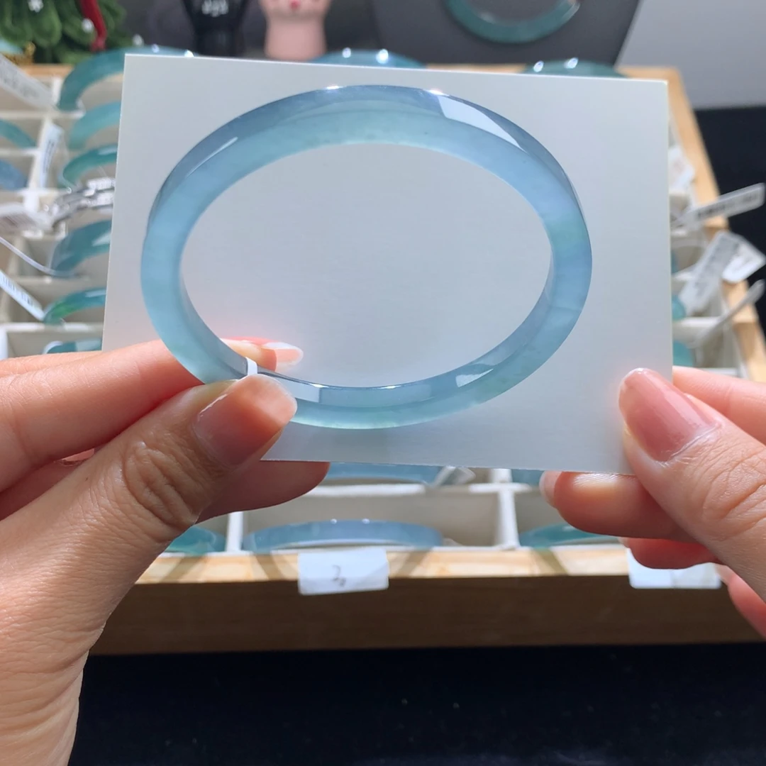 翡翠未镶嵌手镯冰蓝