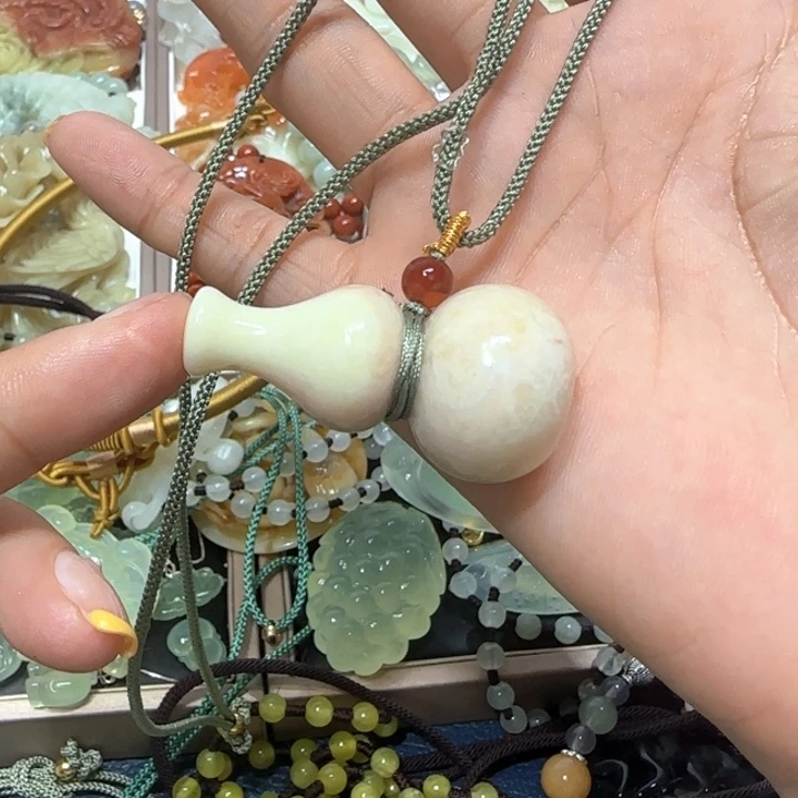 蛇纹石玉未镶嵌吊坠