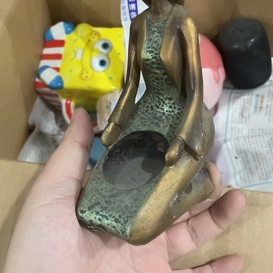 摆件微瑕。