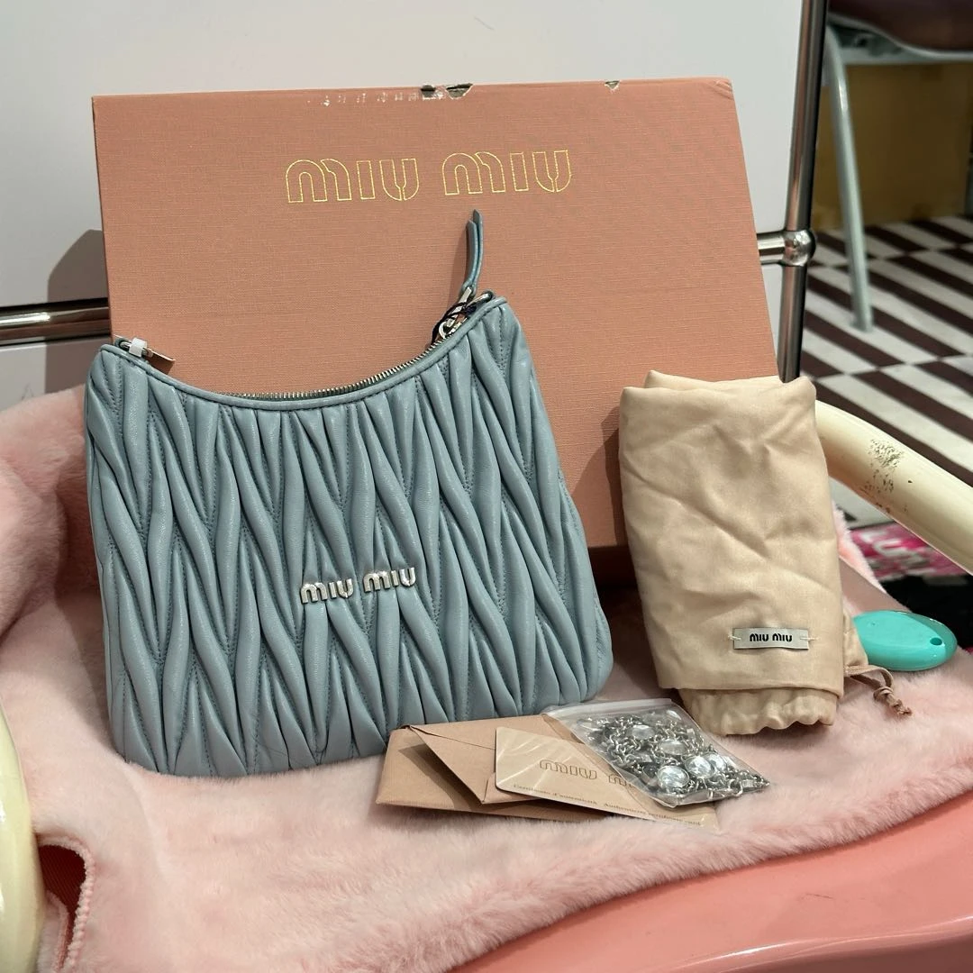 95新 MIU MIU/缪缪 天蓝色褶皱羊皮宝石弯月单肩包49065361