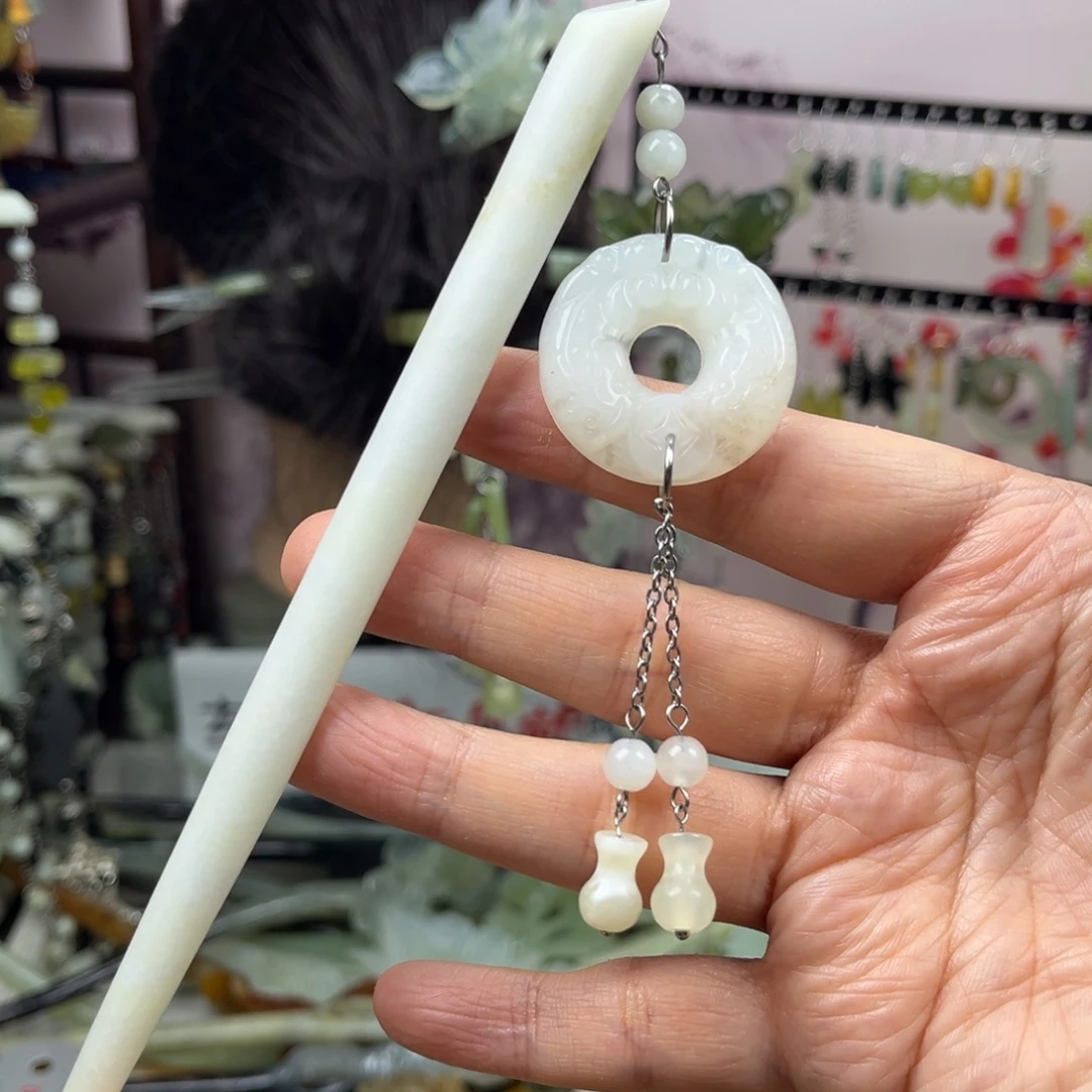 岫玉未镶嵌发饰长度17.5厘米左右，貔貅扣流苏簪