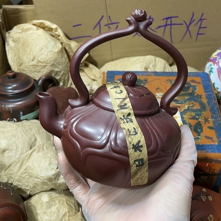 紫砂茶壶原矿泥料，手工制作的一把紫砂壶。