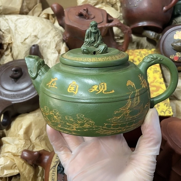 紫砂茶壶原矿泥料，手工制作的一把紫砂壶。