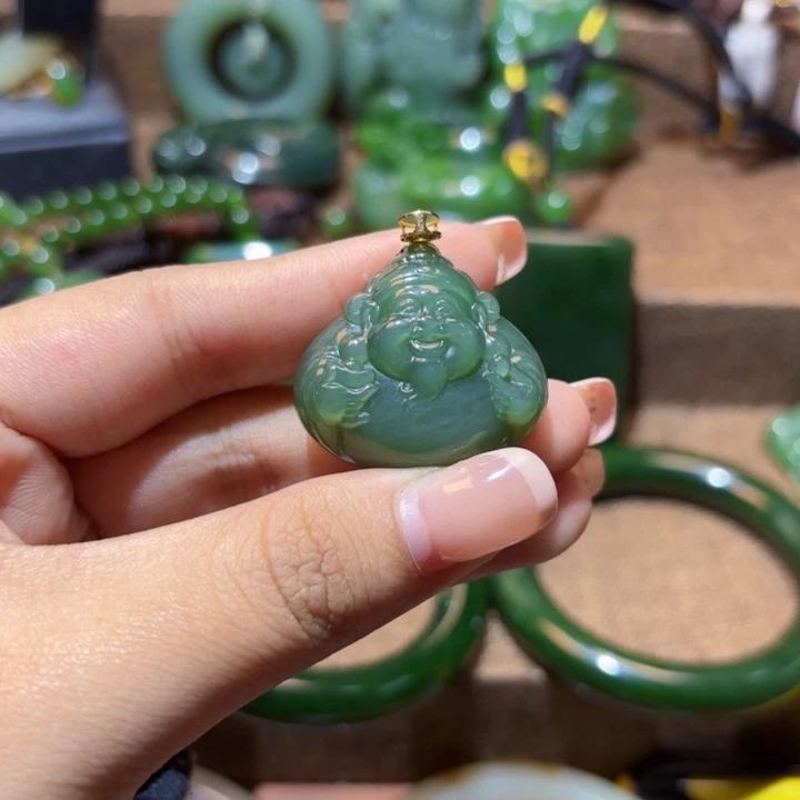 颈饰18K金镶嵌和田玉（碧玉）