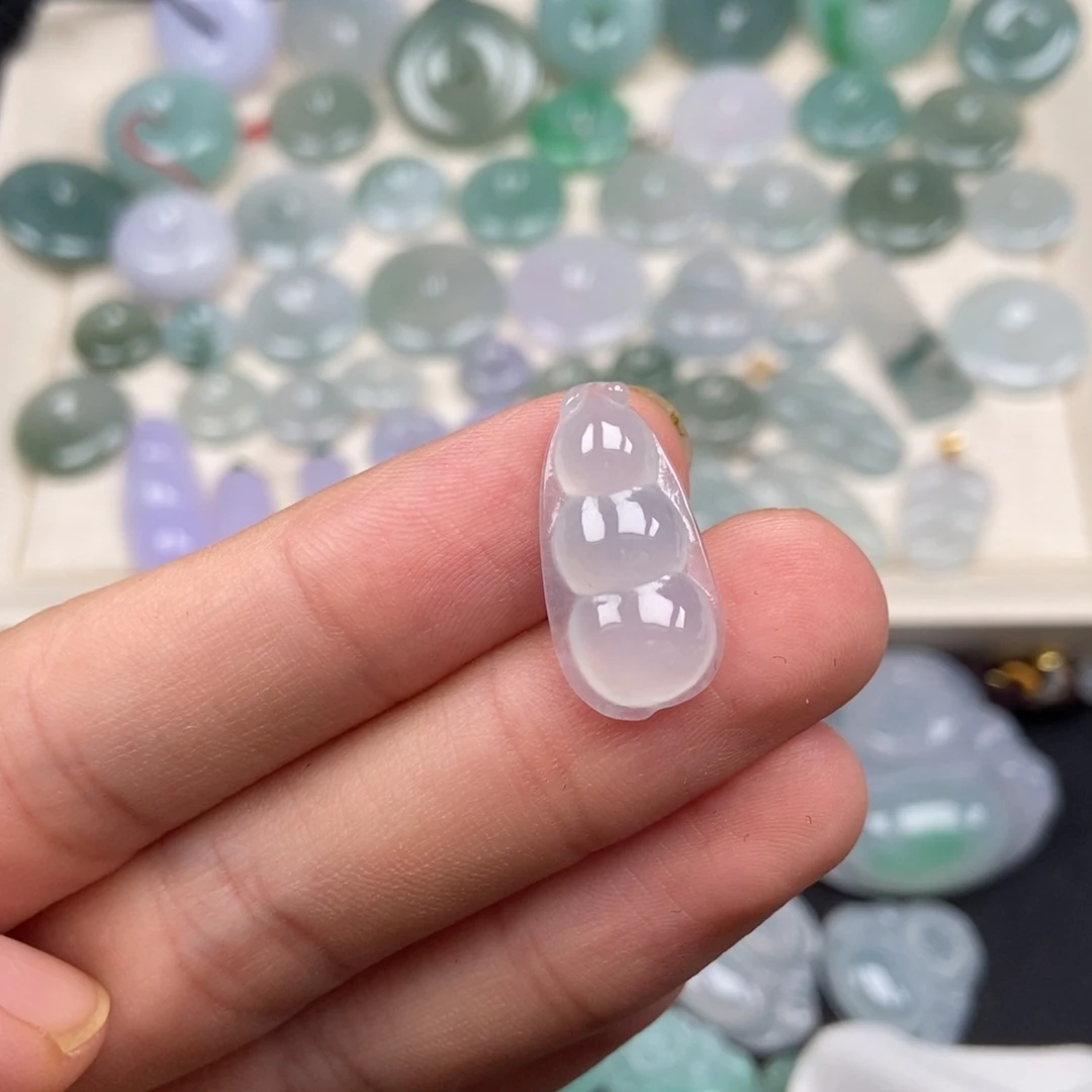 翡翠未镶嵌颈饰福豆 280