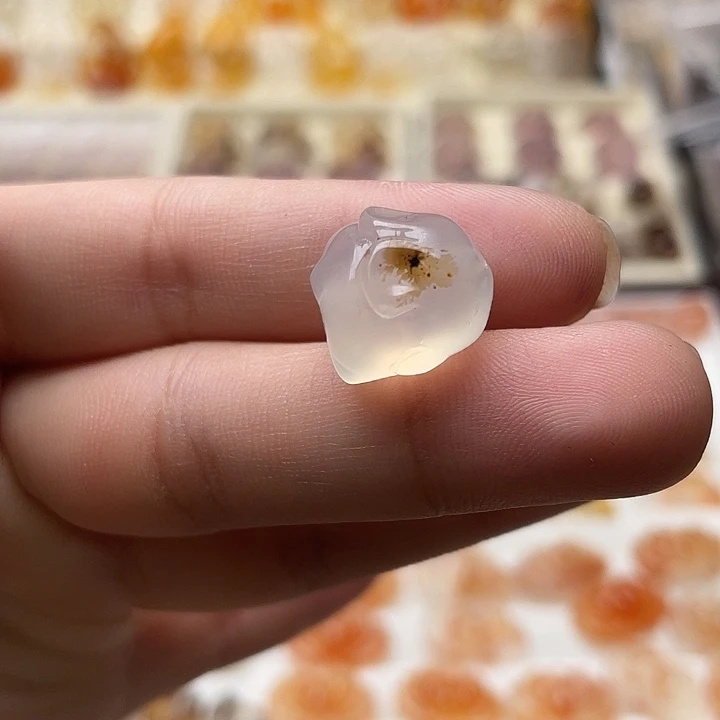 玛瑙/玉髓未镶嵌玛瑙草花兔子