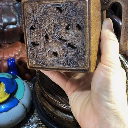 茶壶紫砂原矿泥料手工制作的一把紫砂壶。